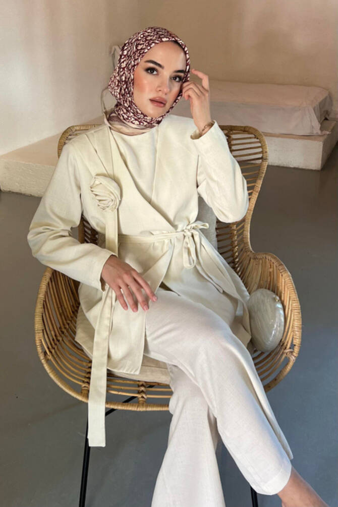 Bej Rengi Belden Bağlamalı Gül Detaylı Tesettür Ceket-Pantolon Takımı - 1