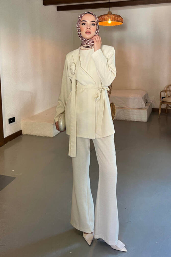 Bej Rengi Belden Bağlamalı Gül Detaylı Tesettür Ceket-Pantolon Takımı - 2