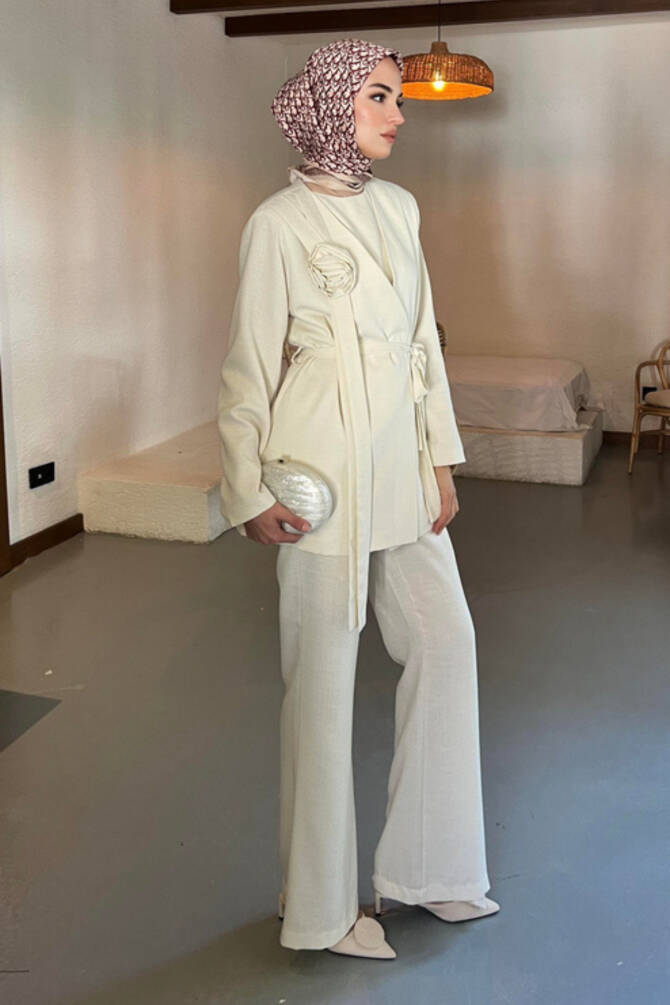 Bej Rengi Belden Bağlamalı Gül Detaylı Tesettür Ceket-Pantolon Takımı - 3