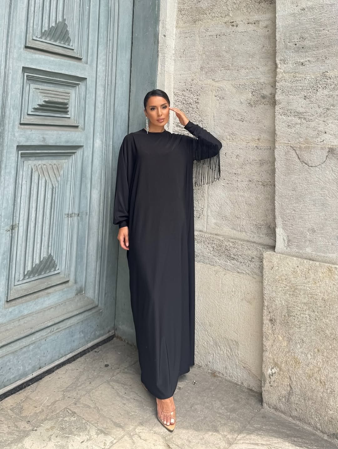  Püsküllü Minimal Abaya Elbise | Zarif Tesettür Şıklığı - 4