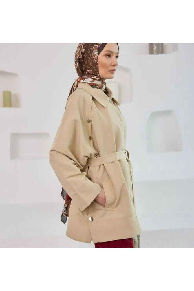 Şık ve Rahat Tesettür Kısa Trençkot - Cepli, Kuşaklı, Düğme Detaylı, Yanları Açılabilir - 3