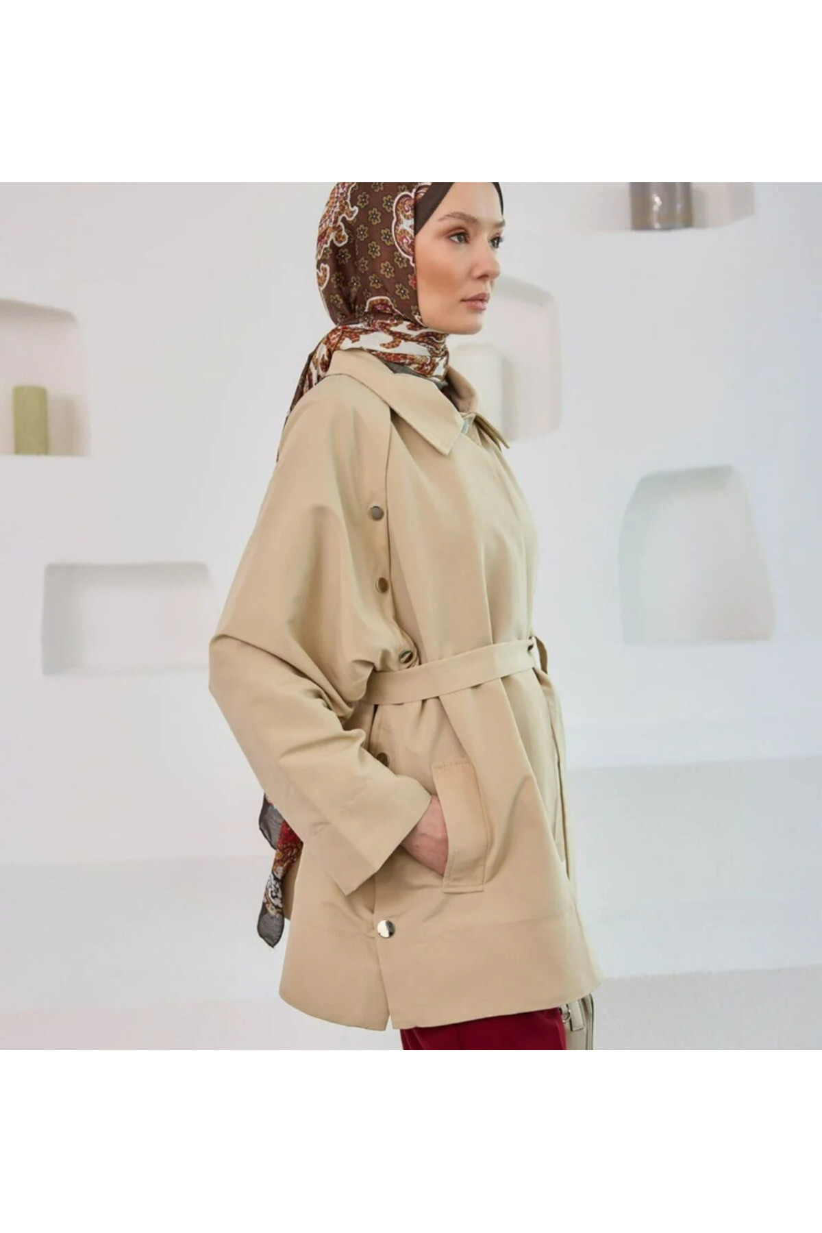 Şık ve Rahat Tesettür Kısa Trençkot - Cepli, Kuşaklı, Düğme Detaylı, Yanları Açılabilir - 5