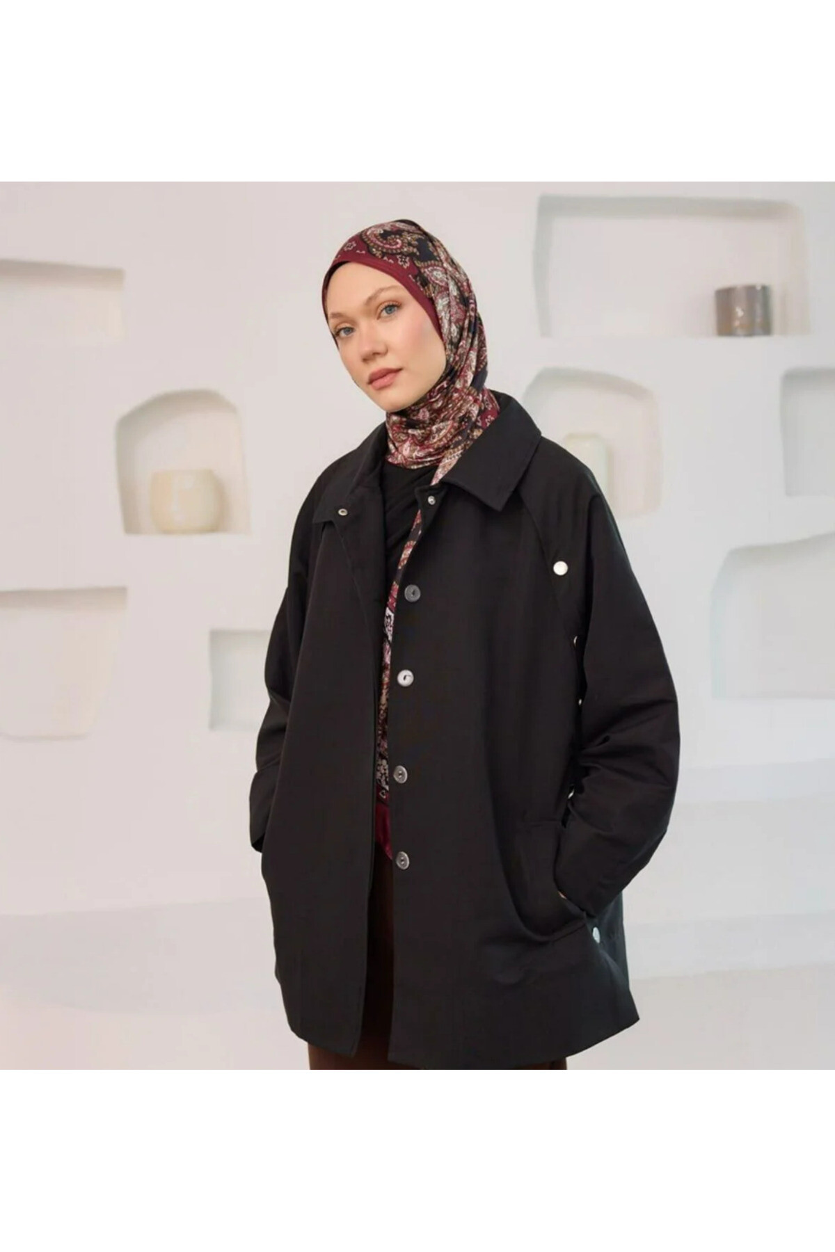 Şık ve Rahat Tesettür Kısa Trençkot - Cepli, Kuşaklı, Düğme Detaylı, Yanları Açılabilir - 6