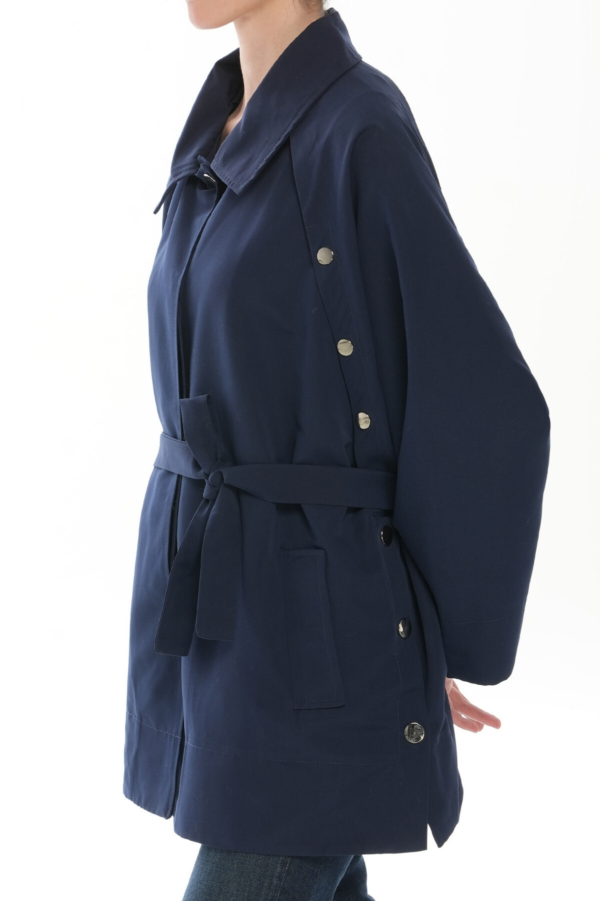 Şık ve Rahat Tesettür Kısa Trençkot - Cepli, Kuşaklı, Düğme Detaylı, Yanları Açılabilir - 7