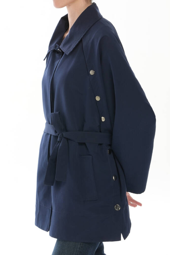 Şık ve Rahat Tesettür Kısa Trençkot - Cepli, Kuşaklı, Düğme Detaylı, Yanları Açılabilir - 7