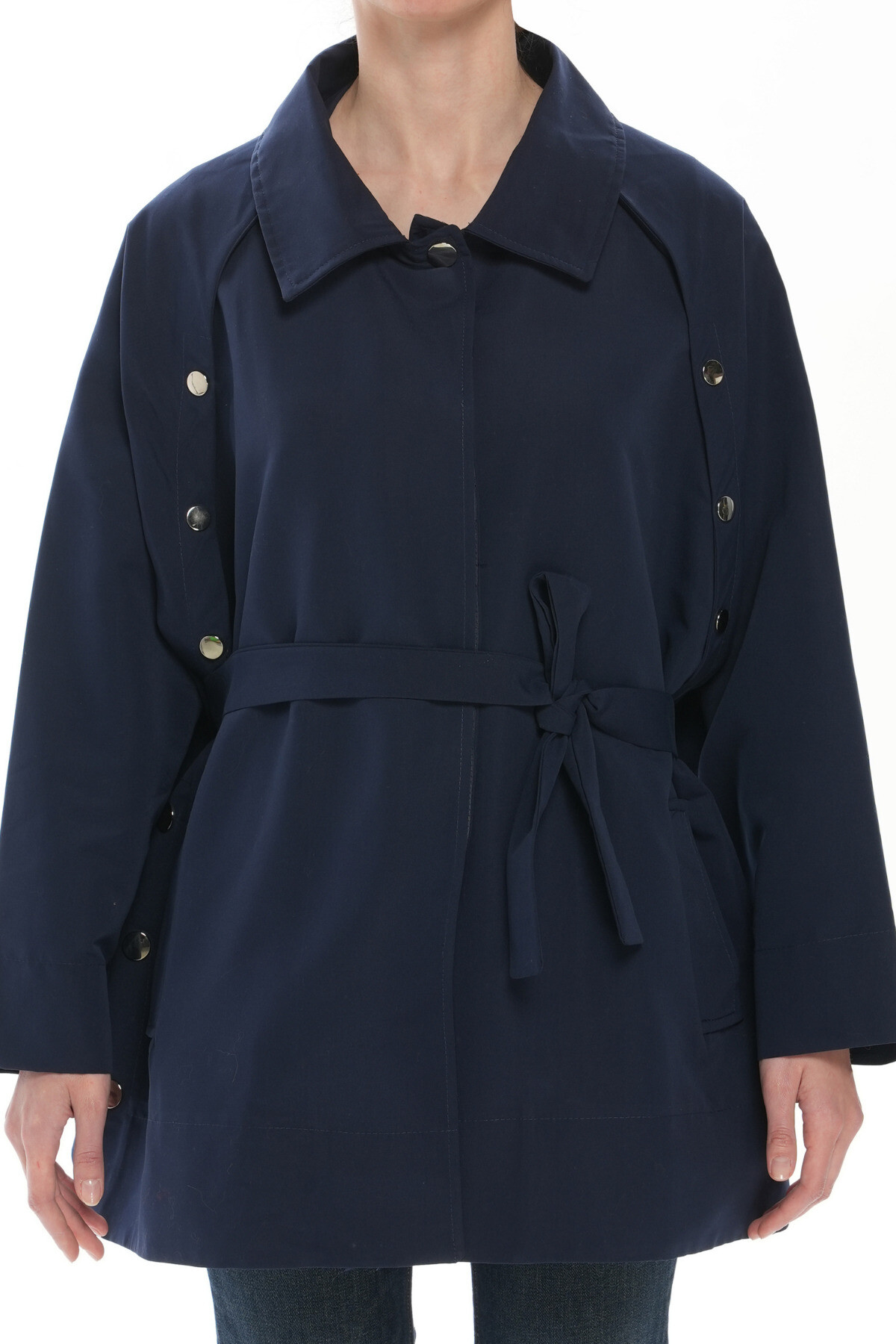 Şık ve Rahat Tesettür Kısa Trençkot - Cepli, Kuşaklı, Düğme Detaylı, Yanları Açılabilir - 10