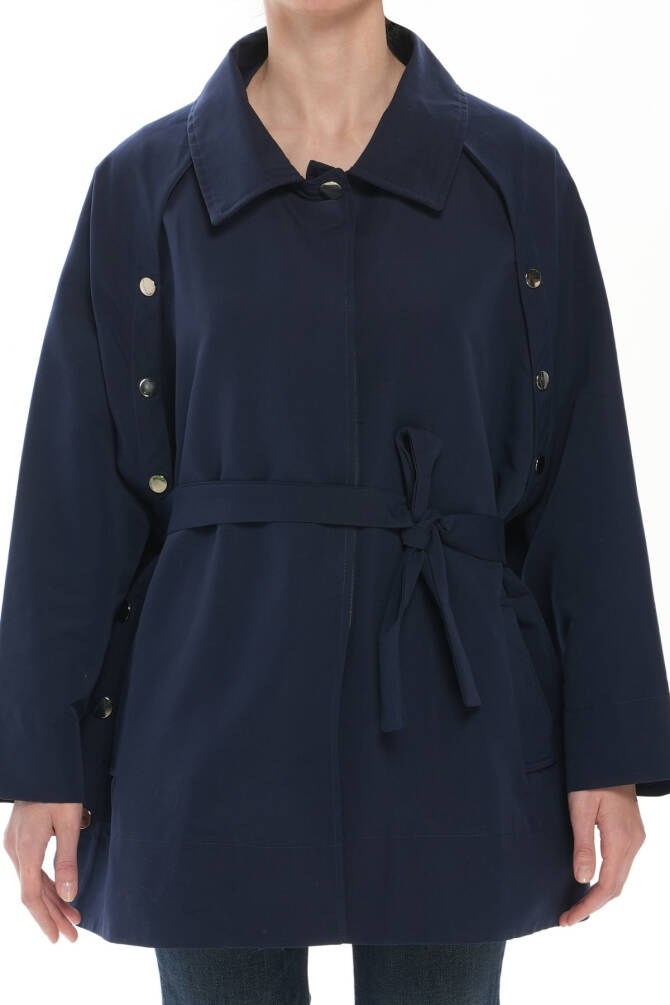 Şık ve Rahat Tesettür Kısa Trençkot - Cepli, Kuşaklı, Düğme Detaylı, Yanları Açılabilir - 10