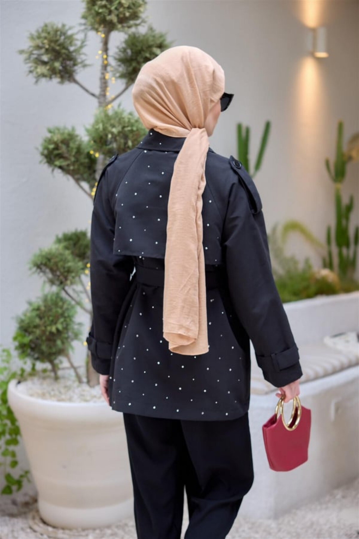 Siyah Şık Taş Detaylı Kemerli Kadın Trençkot – Şık ve Modern Tasarım - 3