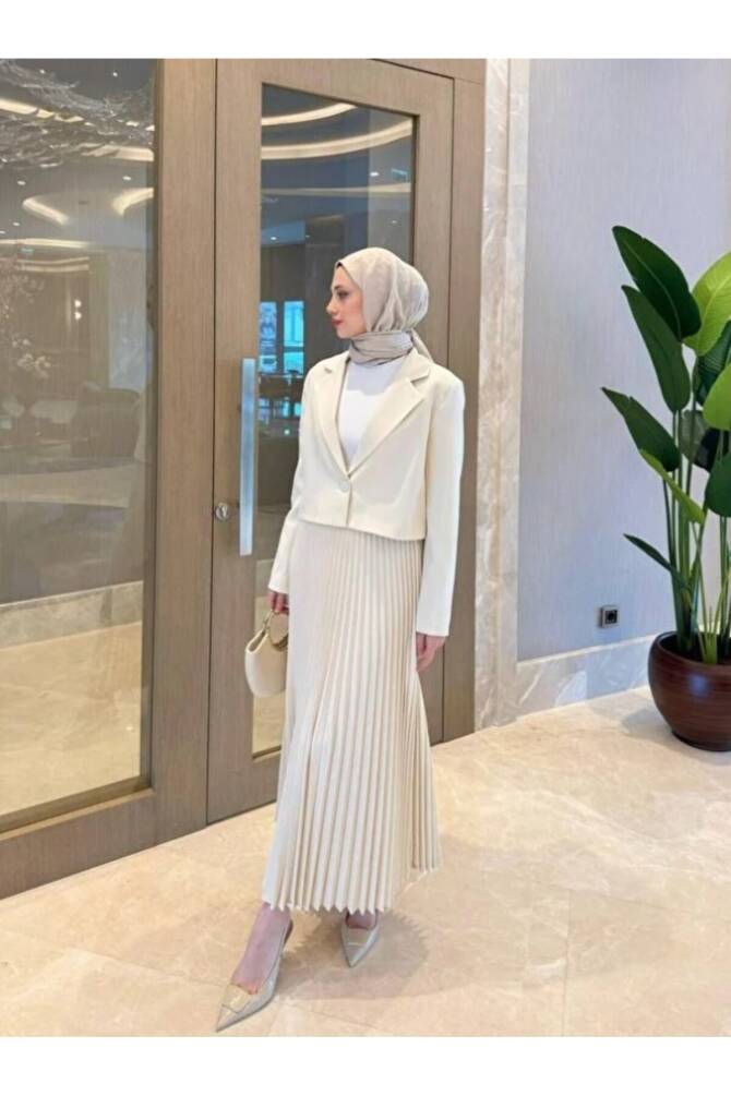 Zarif ve Şık Tesettür Takım - Pliseli Etek & Kısa Ceket Kombini - 1