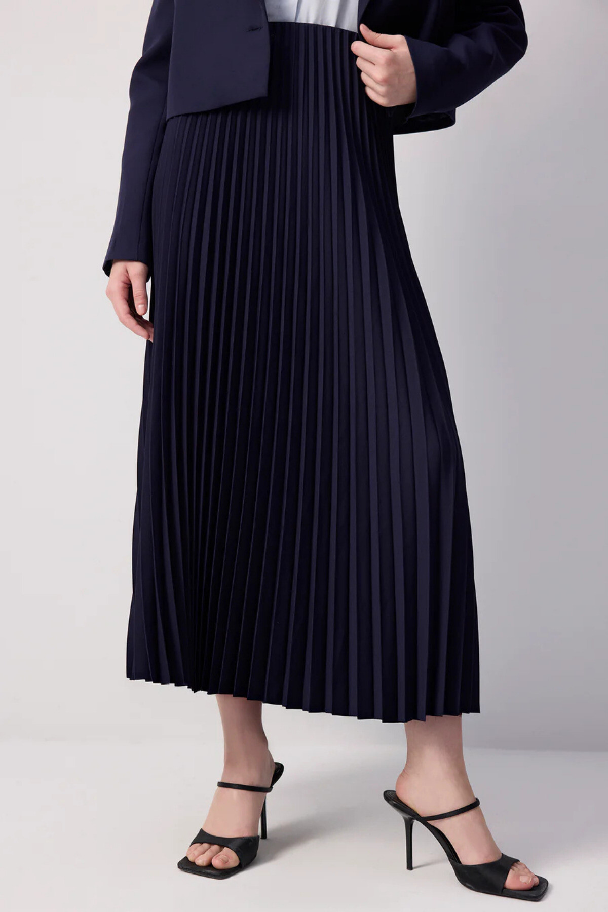 Zarif ve Şık Tesettür Takım - Pliseli Etek & Kısa Ceket Kombini - 10